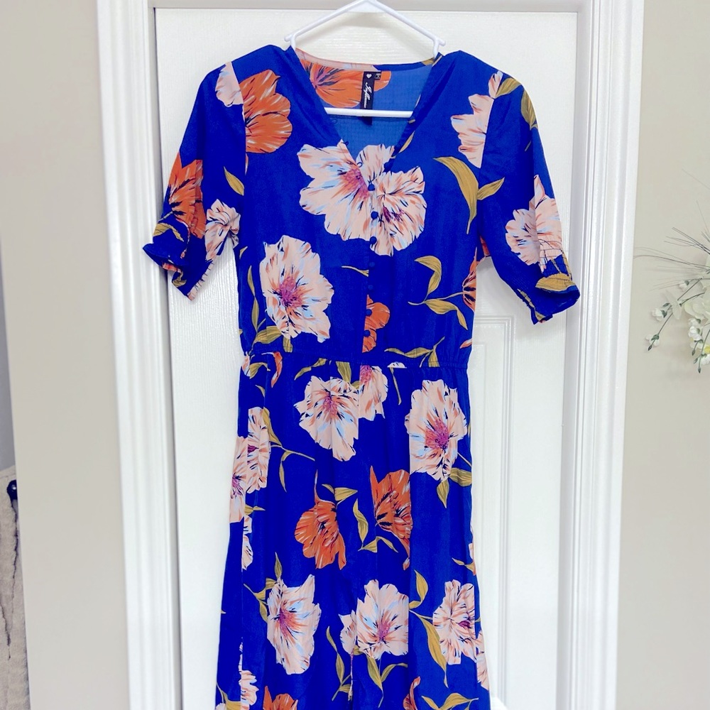 INFLUENCE
Midi Dress With Shirred Sleves In Floral Print. Size 8. Slit in front